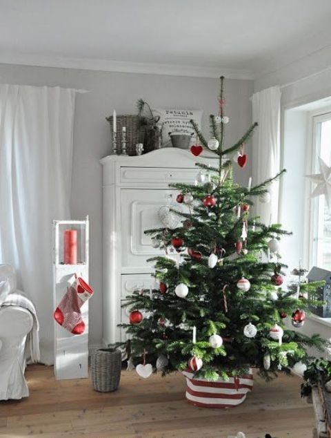 78 Scandinavian Christmas Tree Decor Ideas - DigsDigs