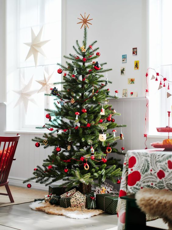 78 Scandinavian Christmas Tree Decor Ideas - DigsDigs