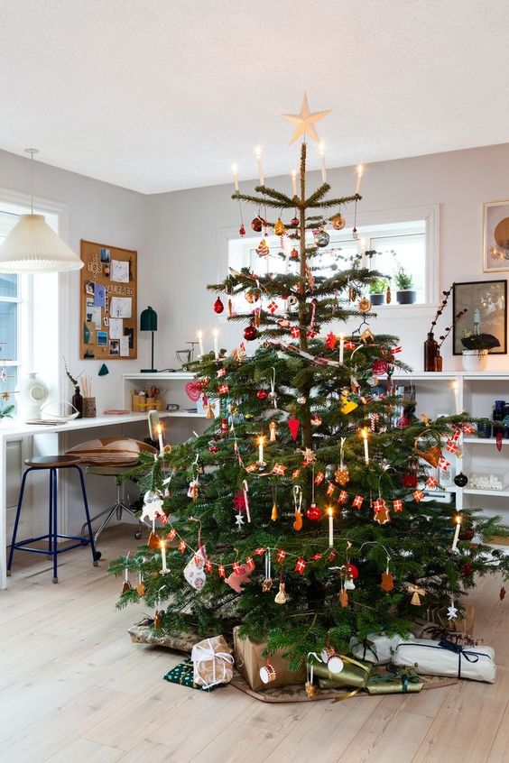 78 Scandinavian Christmas Tree Decor Ideas - DigsDigs