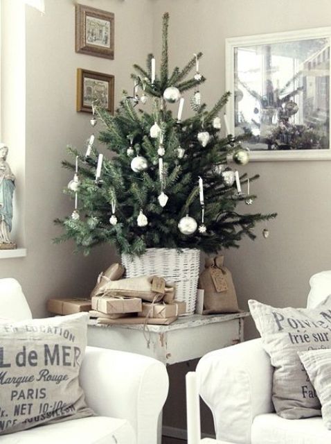 24 Tiny House Christmas Decor Ideas You May Steal - DigsDigs