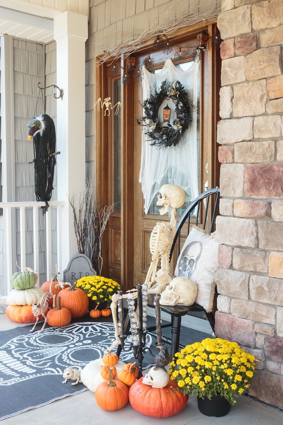 34 Stylish Halloween Porch Decor Ideas - DigsDigs