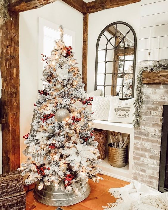 25 Super Trendy Oversized Christmas Ornaments - DigsDigs