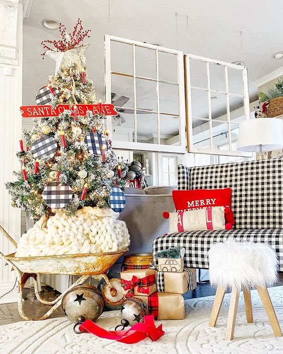 25 Cozy Buffalo Check Christmas Decor Ideas - DigsDigs