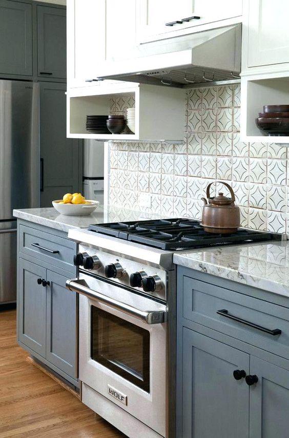A Chic Blue And White Kitchen With A Grey Countertop And A Grey Tiel Backsplash Looks Neat Stylish And Timeless 
