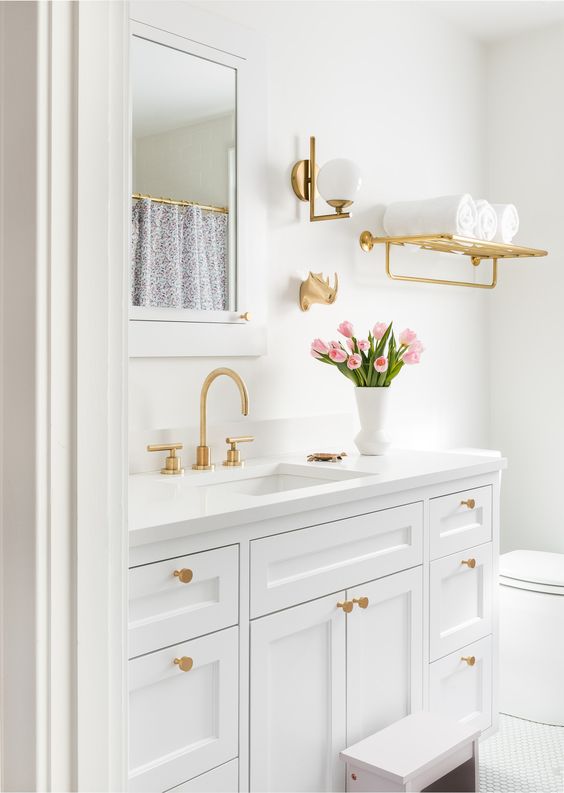 25 Stunning Bathrooms with Gold Hardware  Simple bathroom decor, Gold bathroom  fixtures, Stunning bathrooms
