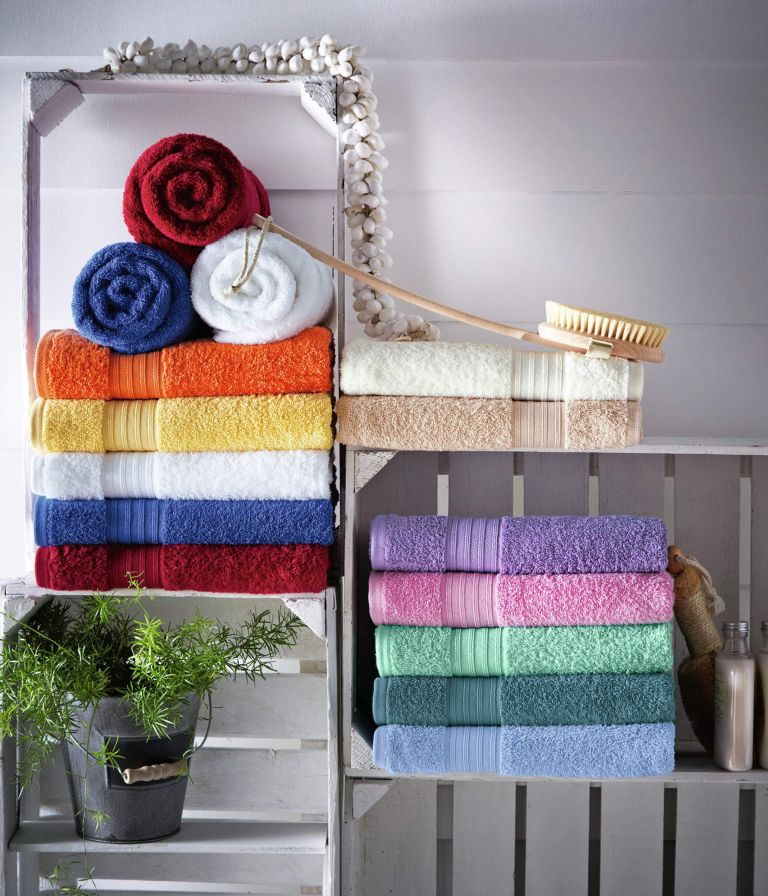 https://www.digsdigs.com/photos/2020/06/07-crates-repurposed-into-wall-shelves-to-store-towels-a-plant-and-other-bathroom-stuff-you-may-need.jpg