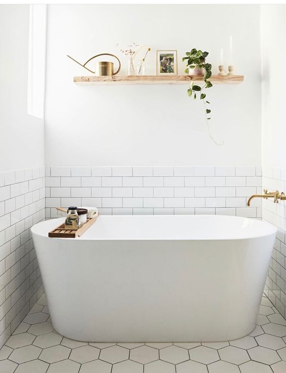 https://www.digsdigs.com/photos/2020/09/22-a-contemporary-neutral-bathroom-with-an-open-floating-shelf-over-the-tub-to-store-and-display-some-decor.jpg