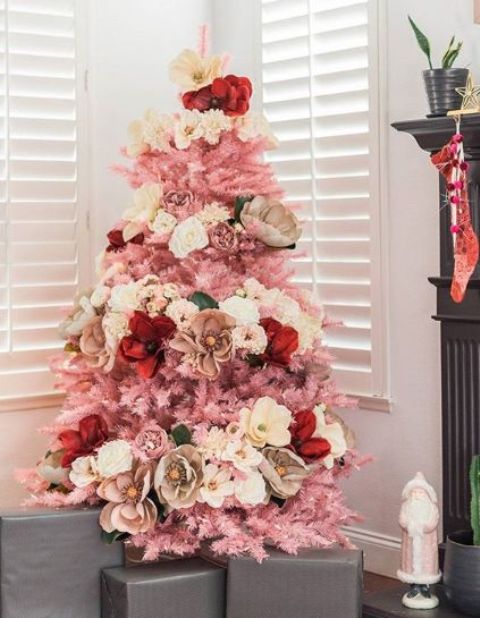 26 Whimsical Floral Christmas Tree Decor Ideas - DigsDigs