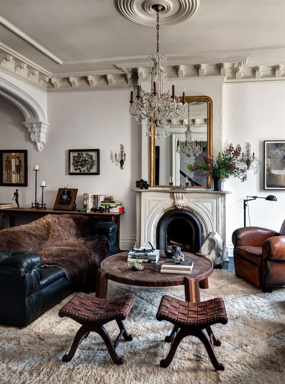 غرفة معيشة فرنسية أنيقة جميلة مع قولبة منحوتة على شكل تاج وميدالية كلاسيكية وأثاث جلدي ومدفأة غير قابلة للتشويش