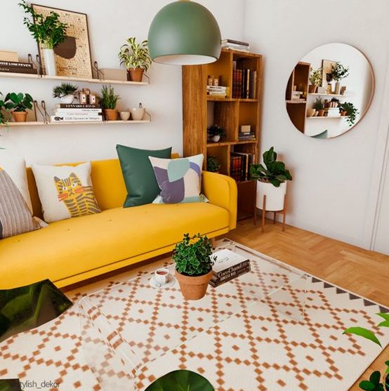 غرفة معيشة عصرية جريئة بها أريكة صفراء وخزانة كتب والكثير من النباتات المزروعة بوعاء وسجادة مطبوعة بأشكال هندسية
