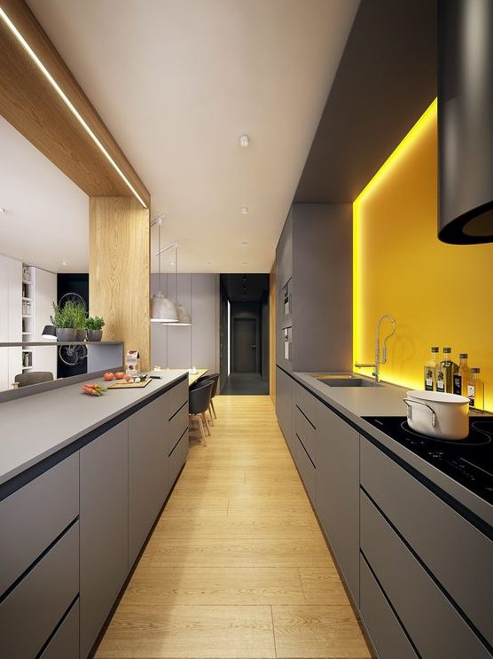مطبخ بسيط وجريء مع خزانات رمادية أنيقة وأصفر مشمس مضاء باكسبلاش لإلقاء نظرة مشرقة
