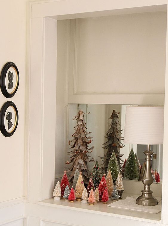 إن ترتيب شجرة عيد الميلاد بالفرشاة المشرقة مع الخرز والزخارف فكرة رائعة وجريئة للديكور