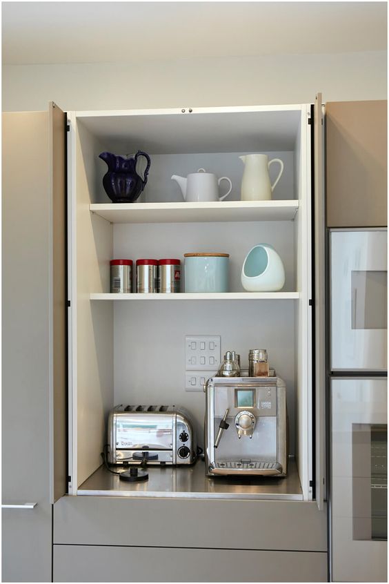 خزانة المطبخ بأبواب ثنائية الطي هي مساحة تخزين مثالية لإخفاء جميع أجهزتك ، خاصة تلك التي لا تستخدمها كثيرًا