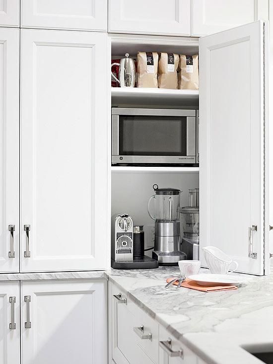 خزانة صغيرة ومريحة مع أدوات المطبخ المختلفة وبعض الأشياء المتعلقة بالشاي والقهوة أمر مذهل