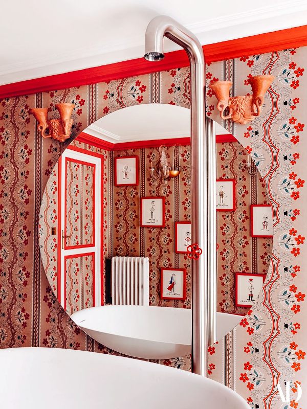 حمام جريء مُجهز بورق حائط مطبوع coquelicot ، حوض بيضاوي ، أنبوب به تركيبات حمراء رائع