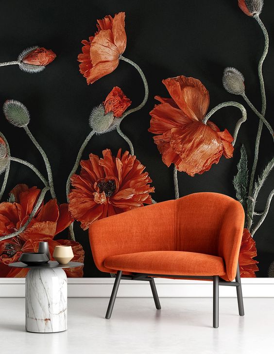 زاوية جريئة مع جدارية رائعة لزهرة coquelicot وكرسي كبير مطابق وطاولة جانبية حجرية ومزهريات أنيقة