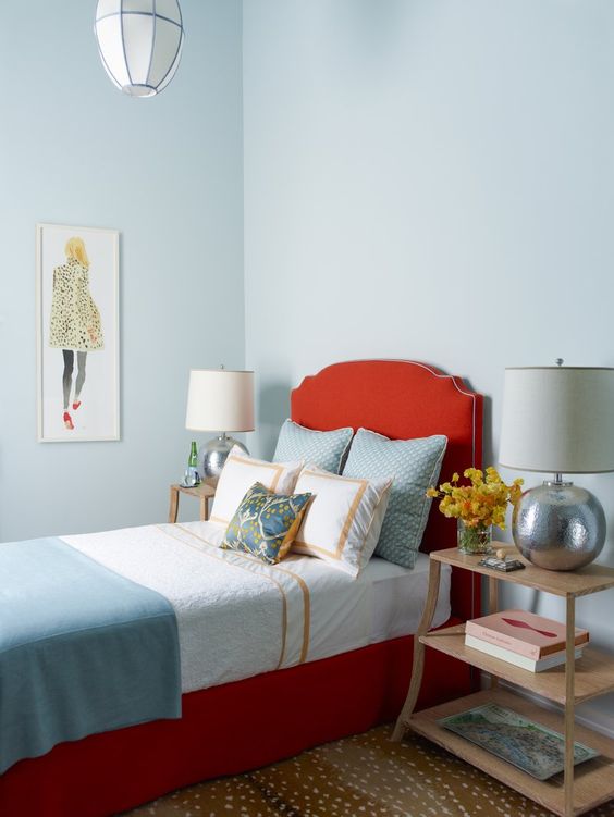 غرفة نوم أنيقة للضيوف مع جدران زرقاء فاتحة وسرير منجد coquelicot مع بياضات أسرّة زرقاء وطاولات جانبية خشبية ومصابيح طاولة رائعة