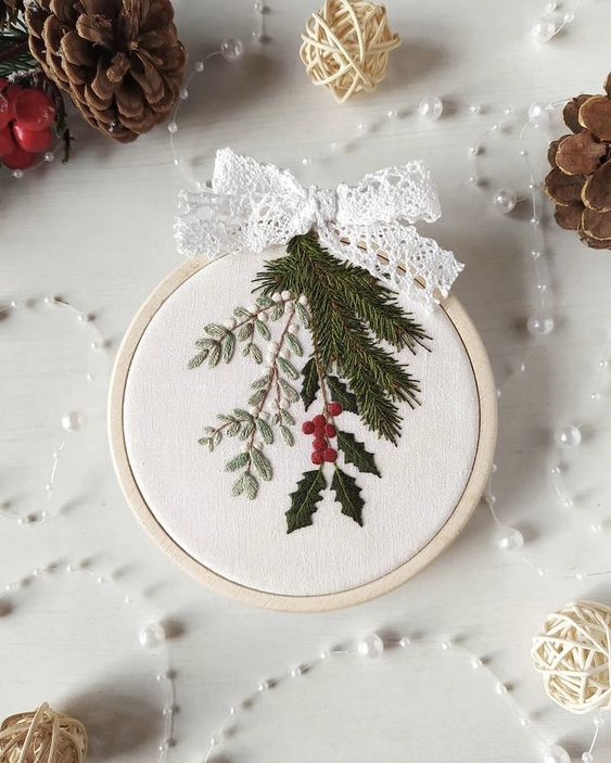 45 Embroidery Hoop Christmas Wreaths And Ornaments - DigsDigs