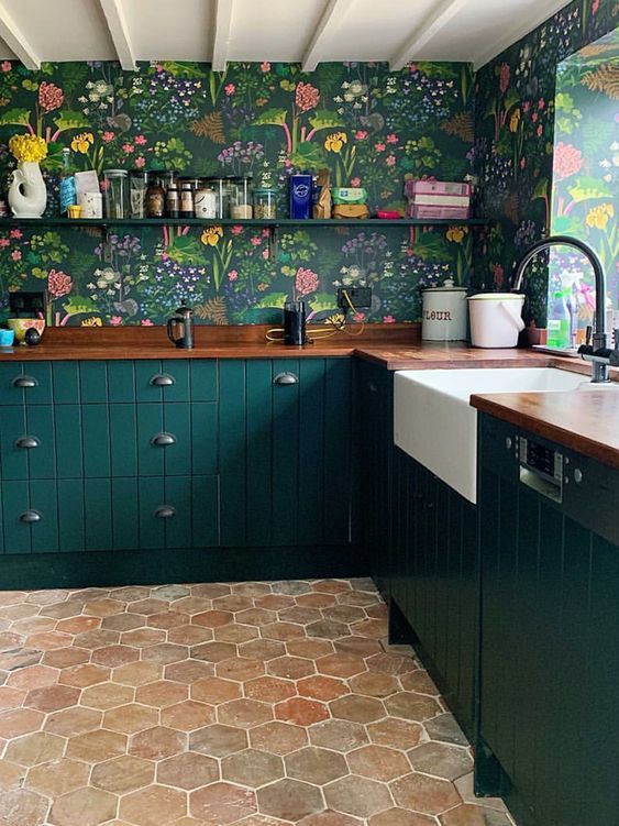 35 Chic Floral Wallpaper Kitchen Decor Ideas - DigsDigs