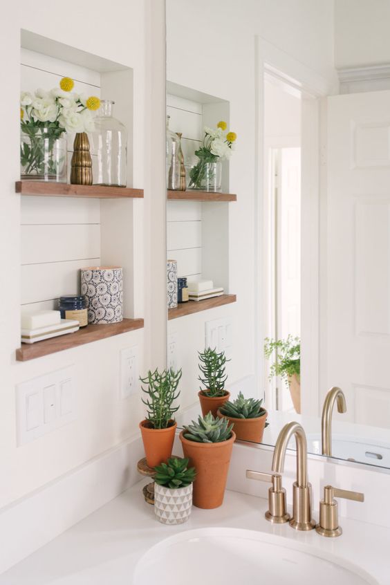 https://www.digsdigs.com/photos/2023/08/77-a-neutral-modern-farmhouse-bathroom-with-shiplap-walls-a-niche-with-shelves-used-for-decor-potted-plants-and-succulents.jpg