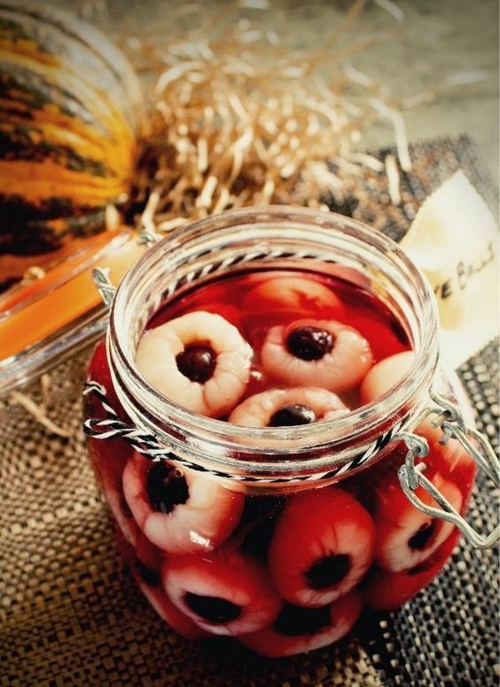 lychee and blueberry eyeballs ina jar will impress and scare everyone, they look quite realistic