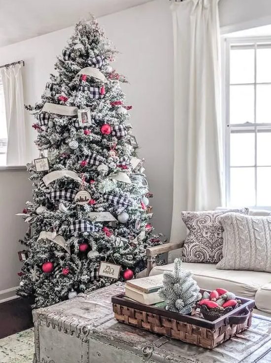 55 Red and White Christmas Tree Decorations That Will Wow You