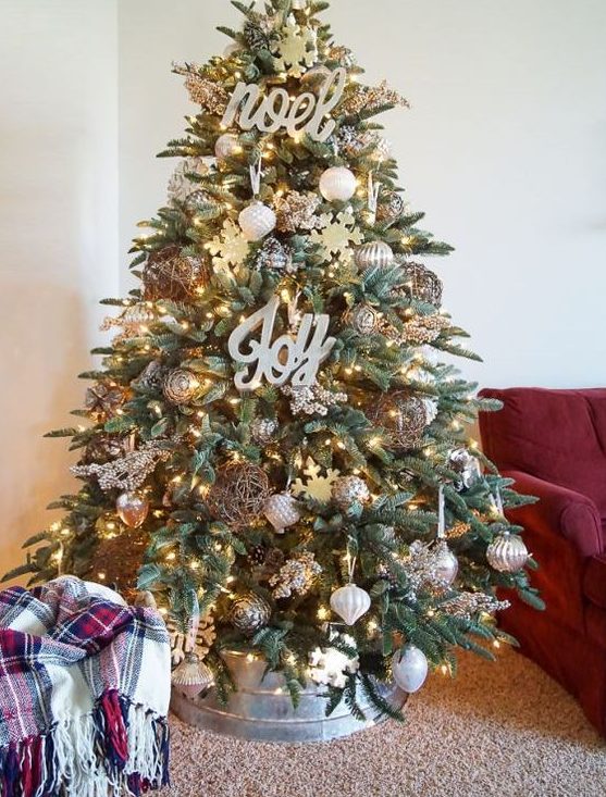 55 Farmhouse Christmas Tree Decor Ideas - DigsDigs