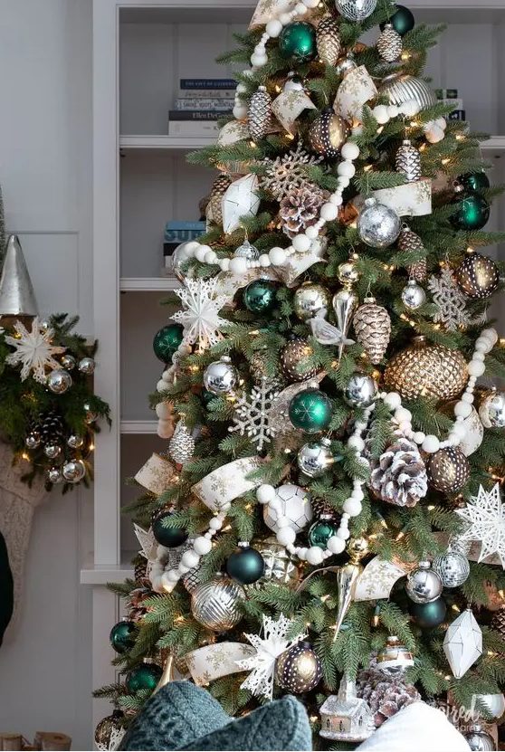 43 Elegant Brown Christmas Decor Ideas - DigsDigs