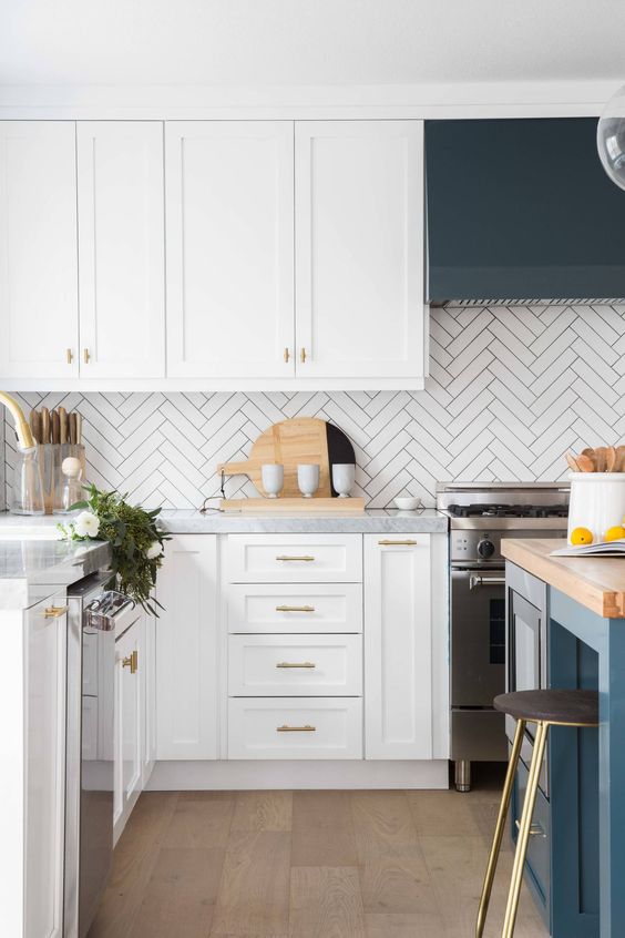 70 Eye-Catchy Herringbone Tile Backsplashes - DigsDigs