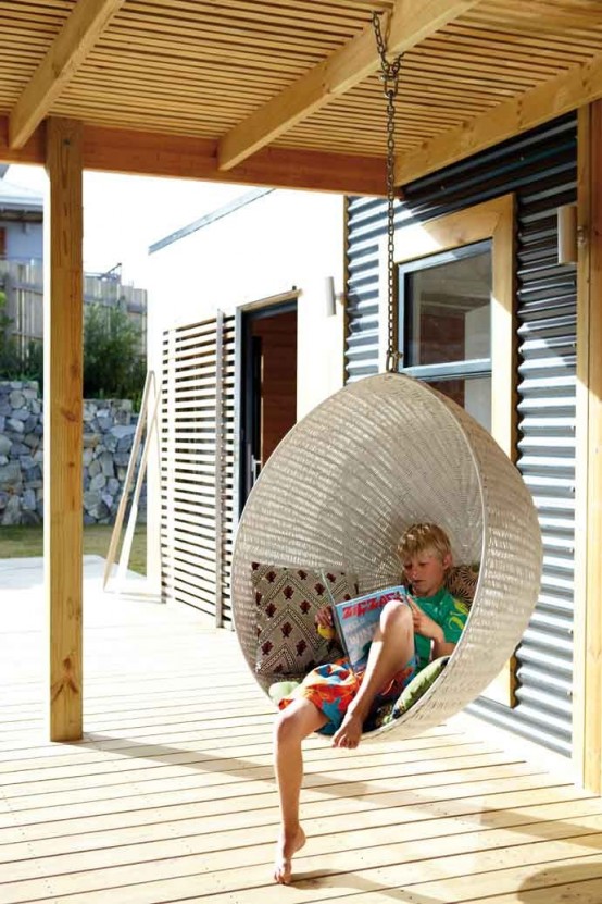 https://www.digsdigs.com/photos/awesome-outdoor-hanging-chairs-16-554x831.jpg
