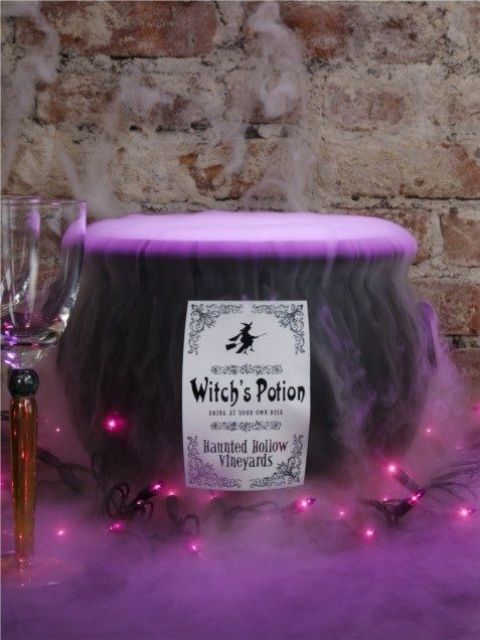 70 Awesome Purple Halloween Décor Ideas - DigsDigs