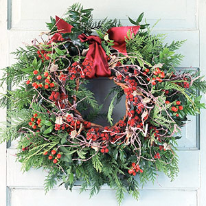 33 Holiday Wreaths Door Decor Ideas - DigsDigs