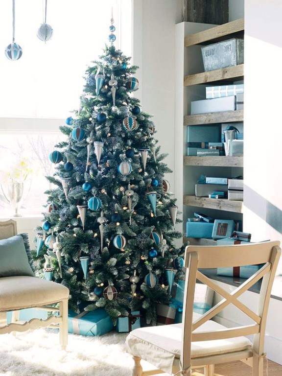 30 Traditional And Unusual Christmas Tree Décor Ideas | DigsDigs