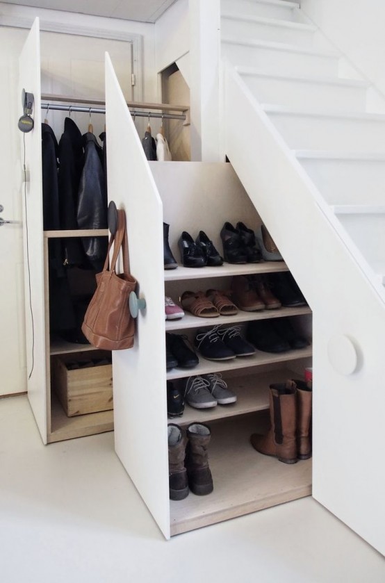 https://www.digsdigs.com/photos/creative-clothes-storage-solutions-for-small-spaces-10-554x839.jpg
