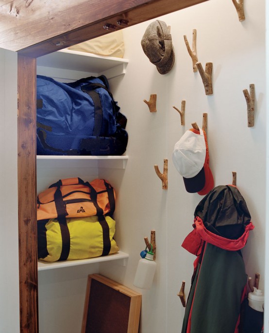 https://www.digsdigs.com/photos/creative-clothes-storage-solutions-for-small-spaces-3-554x684.jpg