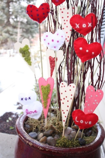 25 Creative Outdoor Valentine Décor Ideas - DigsDigs