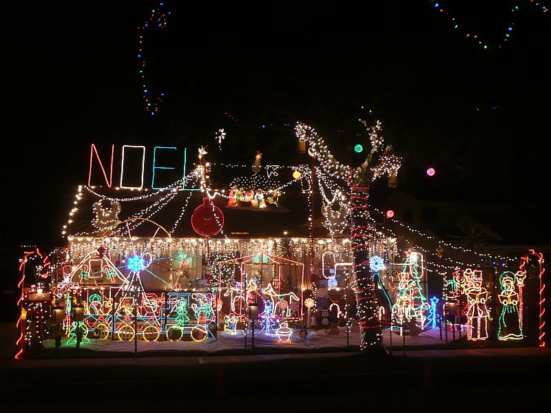 Top 10 Biggest Outdoor Christmas Lights House Decorations - DigsDigs