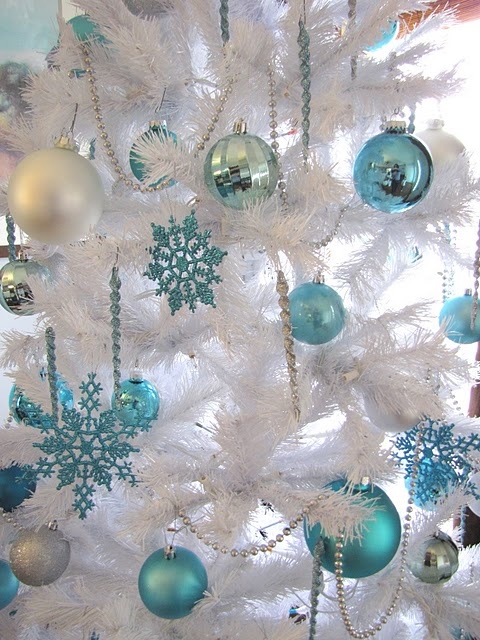 How To Use Snowflakes In Winter Décor: 36 Ideas - DigsDigs