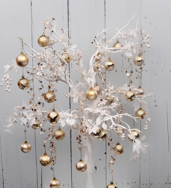 تعتبر شجرة عيد الميلاد البيضاء الثلجية بأوراق القماش البيضاء والزخارف الذهبية بديلاً جميلًا ومكررًا لشجرة عيد الميلاد المعتادة
