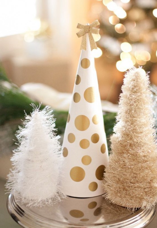 صينية بها مخاريط لشجرة عيد الميلاد باللونين الأبيض والذهبي ، وأخرى منفوشة ومنقطة هي فكرة جميلة لقضاء العطلات