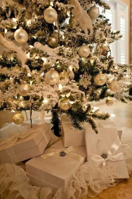 شجرة عيد الميلاد المكررة مع الأضواء والزخارف اللؤلؤية والذهبية والأكاليل الرقيقة مذهلة لمساحة العجائب الشتوية