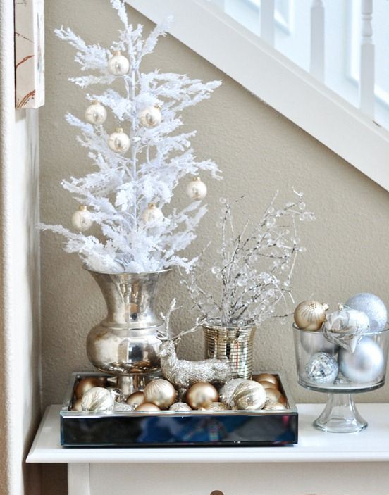 جرة ذهبية بها شجرة عيد الميلاد بيضاء بزخارف ذهبية ، وصينية بها زخارف ذهبية وذهبية لامعة ، ووعاء بها وفروع جليدية