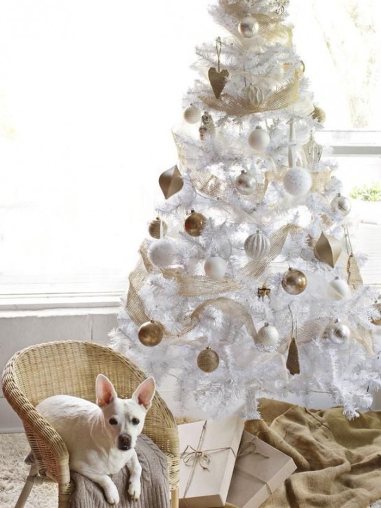 شجرة عيد الميلاد البيضاء بزخارف بيضاء وذهبية ، الشريط الشبكي الذهبي هو فكرة أنيقة ورائعة لمساحة ساحرة