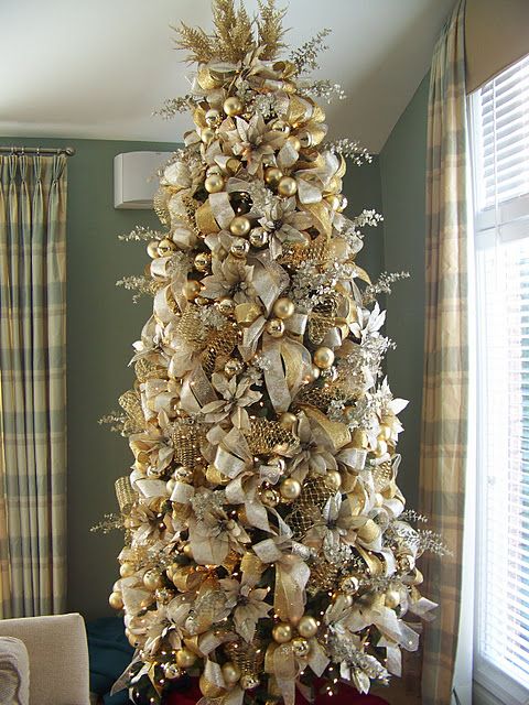 تحفة رائعة من شجرة عيد الميلاد فائقة الدقة والرائعة مزينة بزخارف وشرائط ذهبية وبيضاء وأزهار قماشية وشرائط شبكية وفروع
