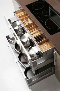 Quatro Gloss - Large Kitchen with Smart Storage Solutions - DigsDigs