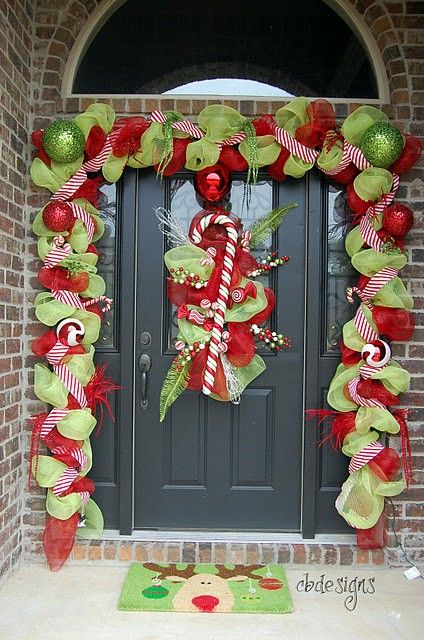 57 Stunning Christmas Front Door Décor Ideas - DigsDigs