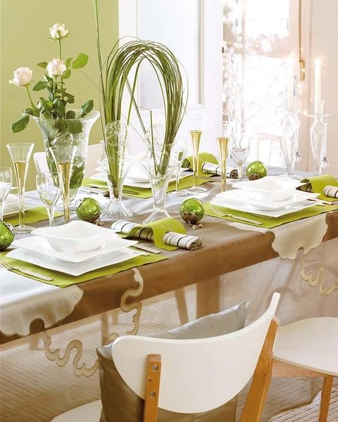 إعداد طاولة سبرينج خضراء وبيضاء مع مفارش خضراء ومساحات خضراء وقطع مركزية للزهور ومرابي حيوانات صغيرة