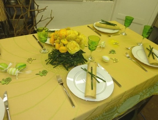 منضدة ذات ينابيع صفراء ساخنة مع مفرش طاولة زاهي وورود ومناديل صفراء