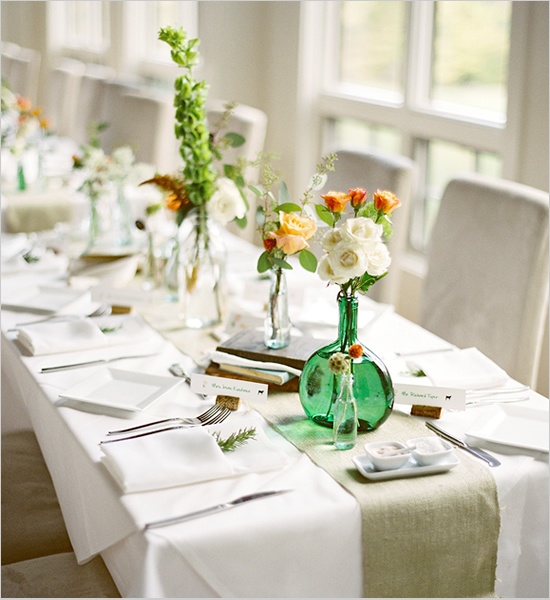 طاولة زنبركية منعشة مع قطع مركزية ملونة ومناديل بيضاء وعداء أخضر وبورسلين أبيض