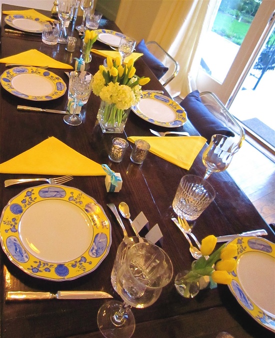 طاولة زنبركية زاهية ببساطة مع مناديل صفراء ، زهور الأقحوان الصفراء ، لوحات منقوشة